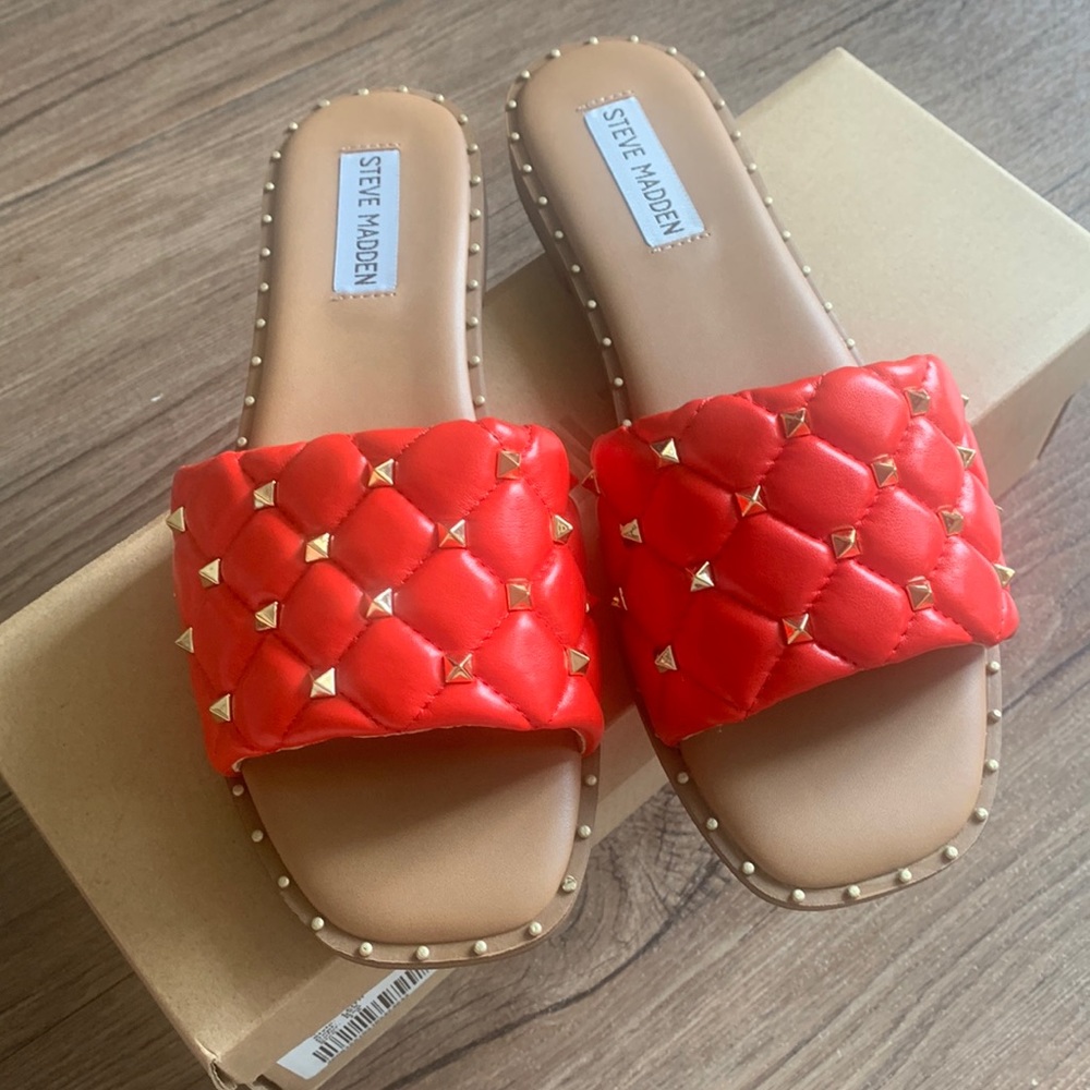 NWT STEVE MADDEN ‘LEITH’ studded flat sandals red 7.5M
